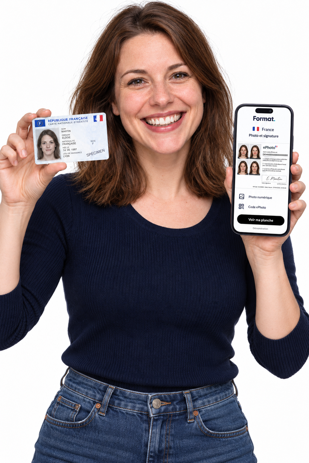 Une femme souriante présente une carte d’identité et une planche ePhoto sur son téléphone. Documents de démonstration.